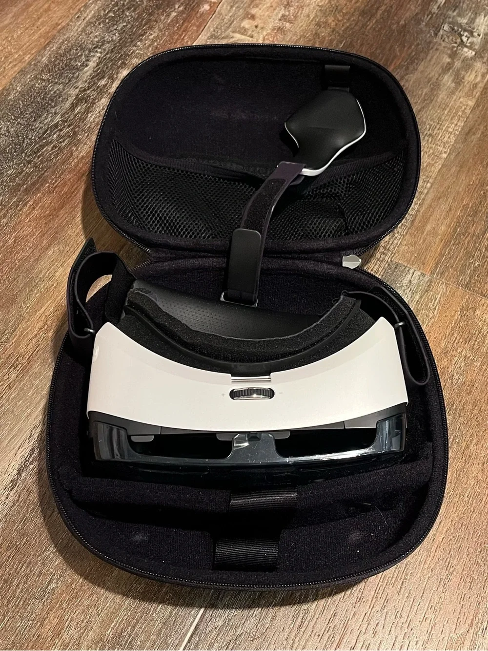 Samsung Gear VR Headset in Black Finish - LIKE NEW!!